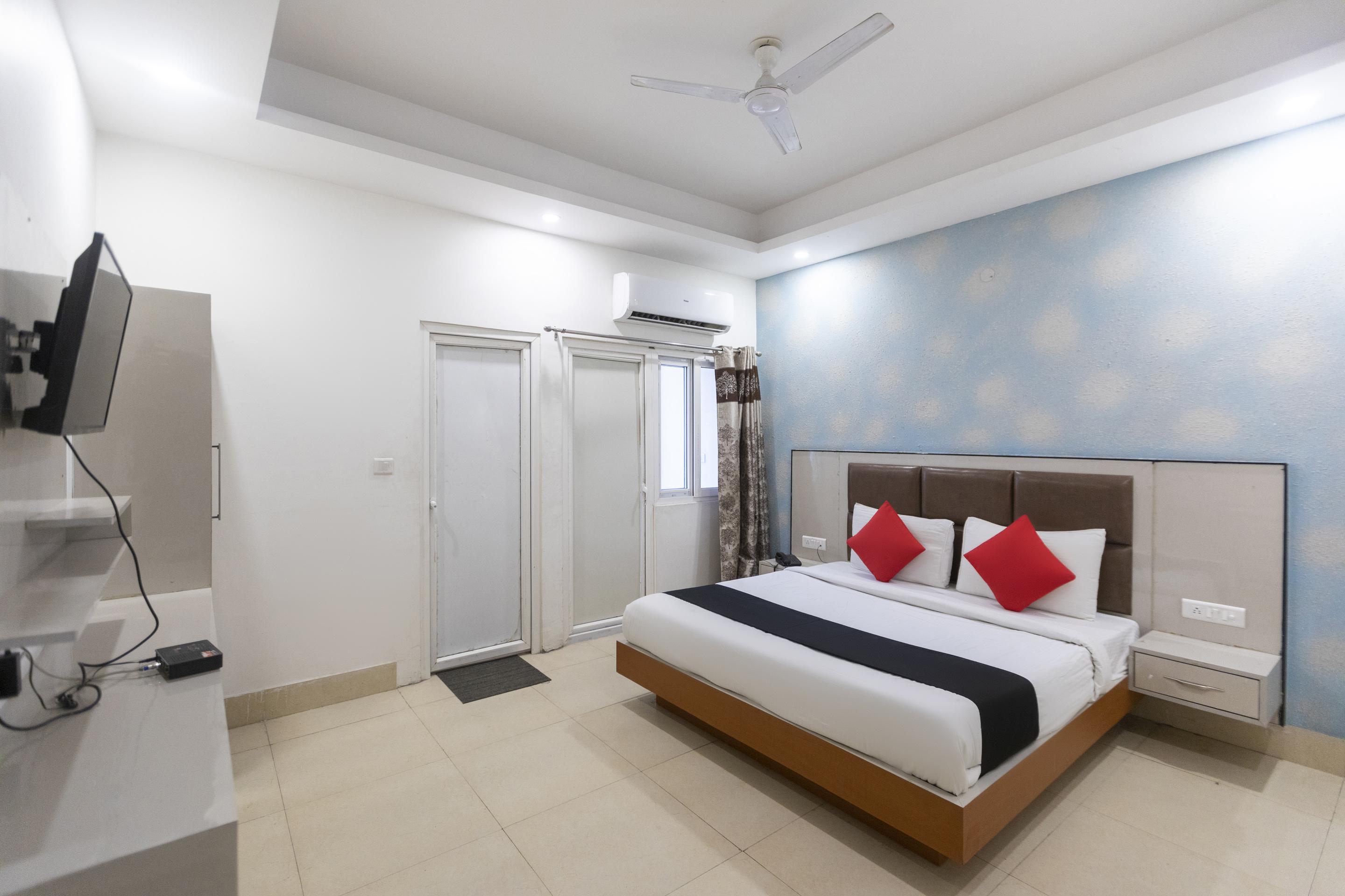 Capital O 13310 Noida Suites Экстерьер фото