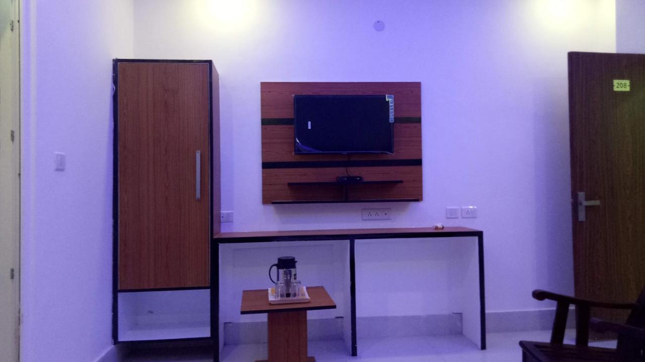 Capital O 13310 Noida Suites Экстерьер фото